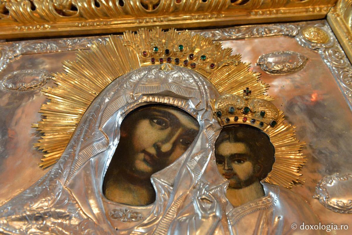 Icoana Maicii Domnului - „Lidianca” | #IcoanaMaiciiDomnului „Lidianca” de  la Mănăstirea Neamț, considerată cea mai veche și mai frumoasă icoană din  România, cunoscută în toată lumea ca... | By TRINITAS TV | Facebook